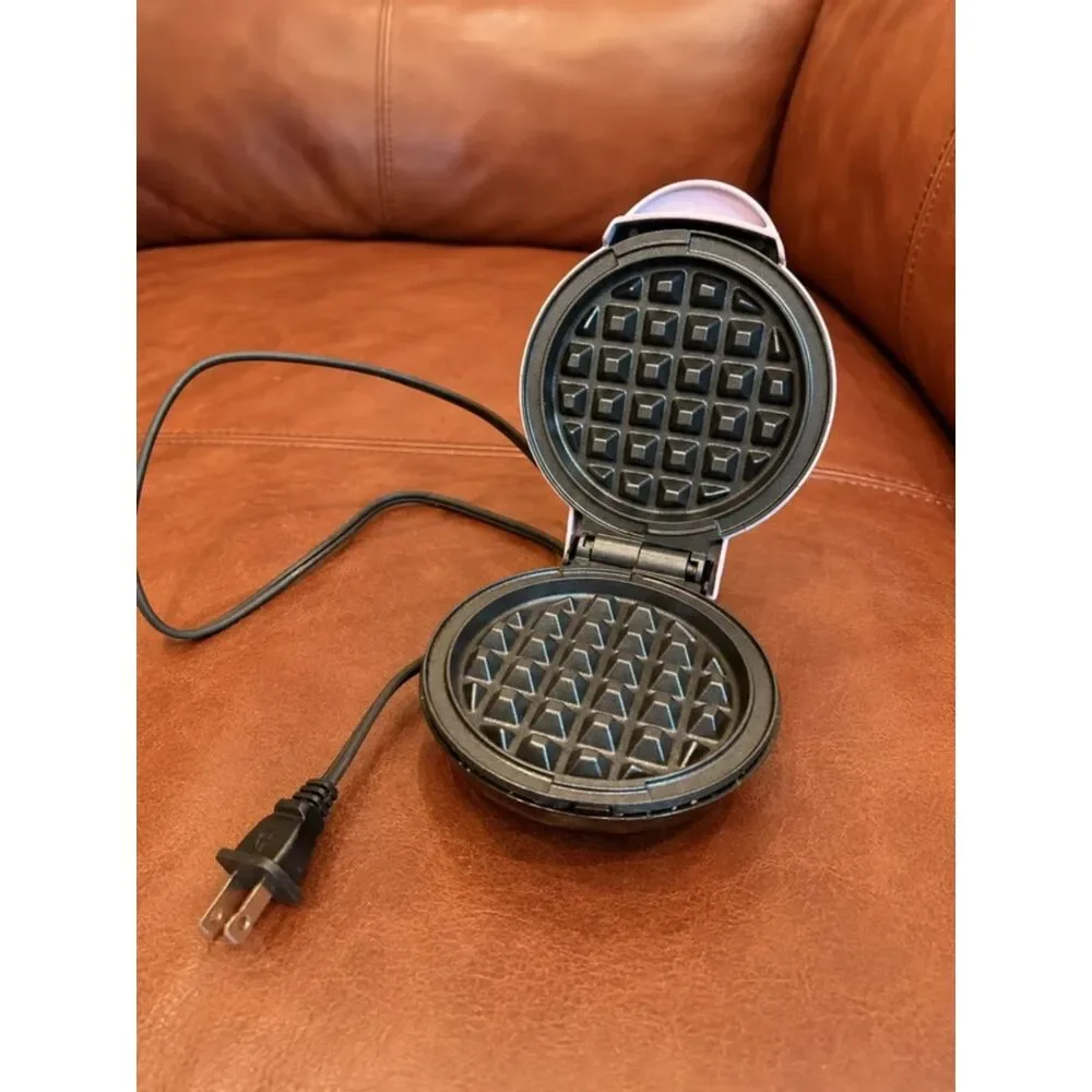 Dash Mini Waffle Maker in Lavendar